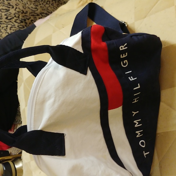 Tommy Hilfiger small duffle/ travel bag - Picture 2 of 4